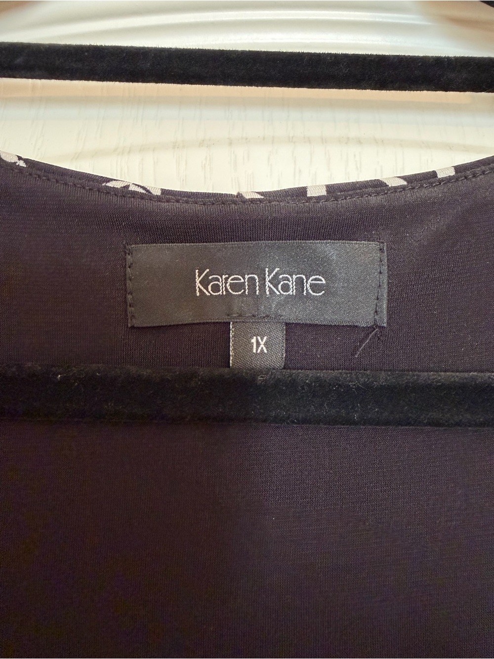 Karen Kane Black & White Patterned Scoop Neck 1X Tunic Top - Picture 5 of 8
